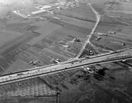 847548 Luchtfoto van de aansluiting van de Baronieweg (boven, de T19, de rondweg IJsselstein) met de Rijksweg 2 te ...